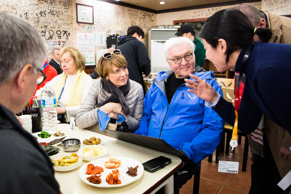 Bundespräsident Frank-Walter Steinmeier und Elke Büdenbender bei einem Mittagessen im Olympischen Dorf bei den 23. Olympischen Winterspielen in Pyeongchang