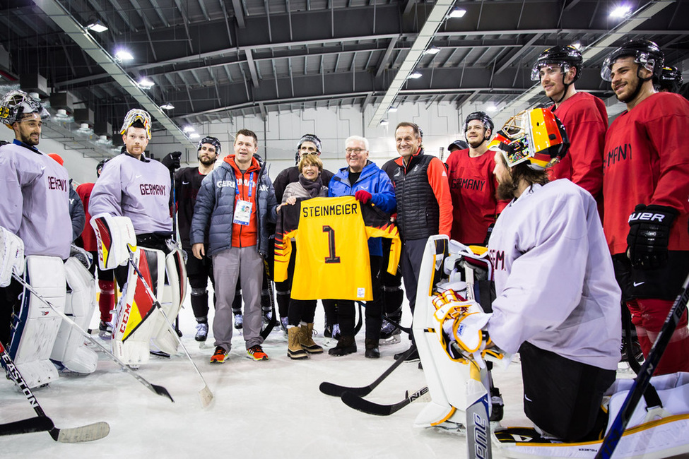 Bundespräsident Frank-Walter Steinmeier und Elke Büdenbender mit der deutschen Eishokey-Nationalmannschaft während ihres Trainings in der Gangneung Eisarena bei den 23. Olympischen Winterspielen in Pyeongchang