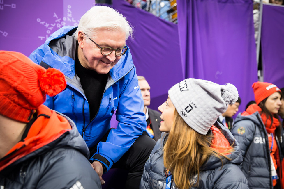 Bundespräsident Frank-Walter Steinmeier im Gespräch mit der Eiskunstläuferin Nicole Schott in der Gangneung Eisarena bei den 23. Olympischen Winterspielen in Pyeongchang