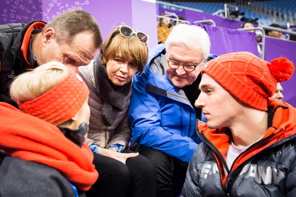 Bundespräsident Frank-Walter Steinmeier und Elke Büdenbender im Gespräch mit dem Eiskunstlaufpaar Aljona Savchenko und Bruno Massot in der Gangneung Eisarena während der 23. Olympischen Winterspiele in Pyeongchang