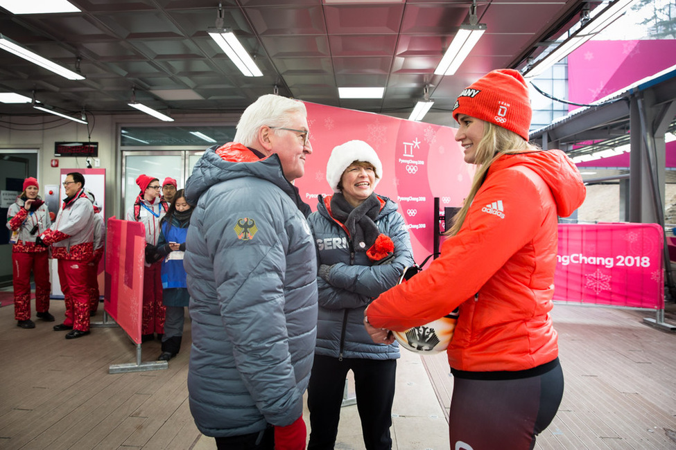 Bundespräsident Frank-Walter Steinmeier und Elke Büdenbender tauschen sich mit der Rodlerin Natalie Geisenberger beim Rodel-Training im Olympischen Bob- und Rodelzentrum Pyeongchang bei den 23. Olympischen Winterspielen in Pyeongchang aus