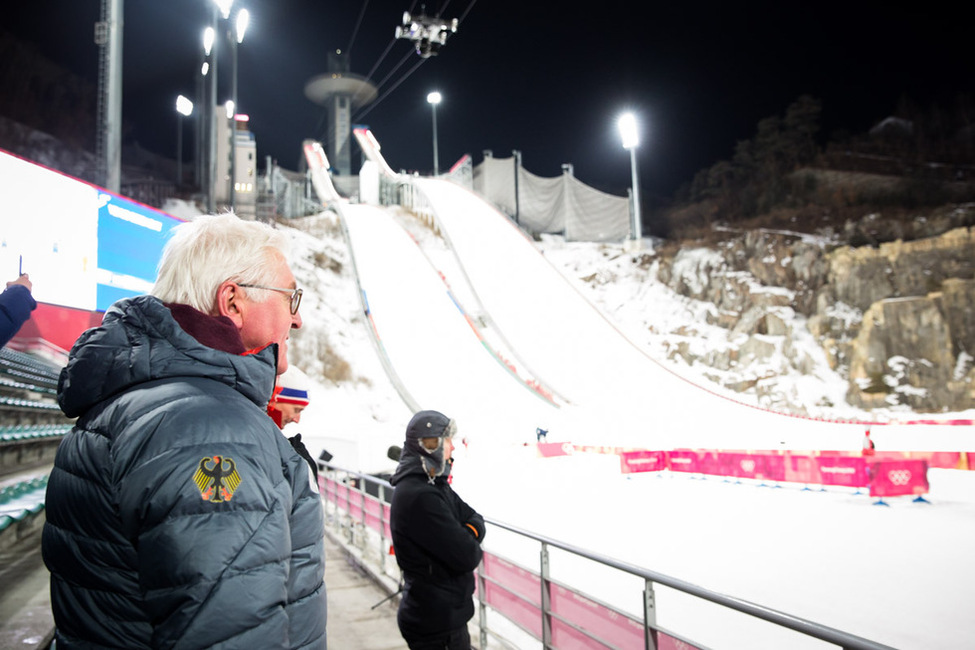 Bundespräsident Frank-Walter Steinmeier besucht das Finale des Einzelspringens der Herren von der Normalschanze bei den Skisprung-Wettbewerben der 23. Olympischen Winterspiele in Pyeongchang