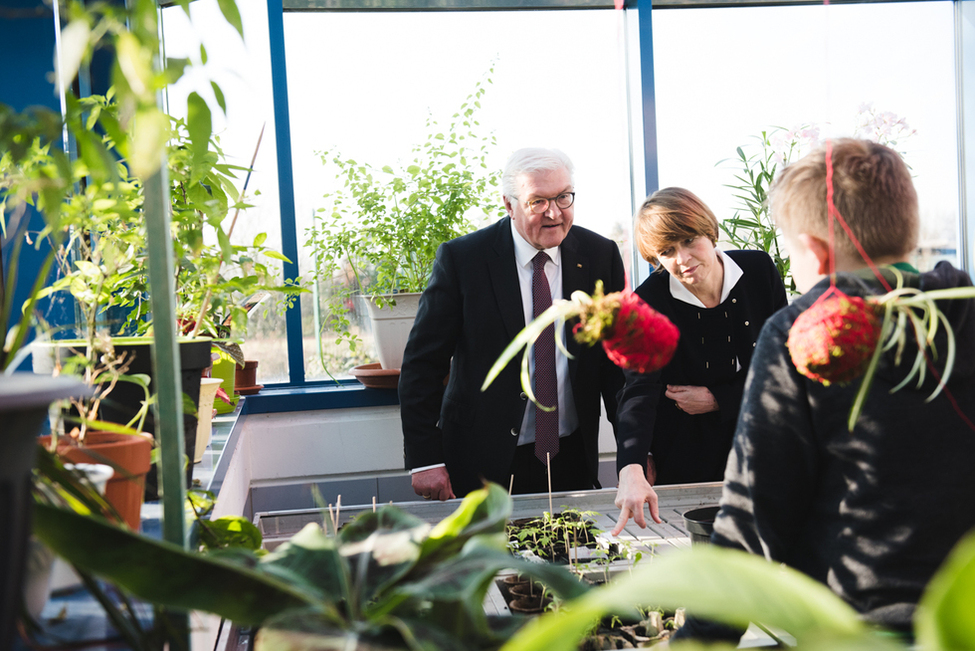 Bundespräsident Frank-Walter Steinmeier und Elke Büdenbender besuchen einen Ökologie-Kurs der Ganztagsschule Johannes-Gutenberg-Gemeinschaftsschule in Wolmirstedt anlässlich des Antrittsbesuchs in Sachsen-Anhalt