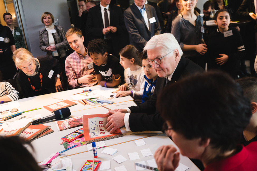 Bundespräsident Frank-Walter Steinmeier bei der Projektvorstellung "Max geht in die Oper" der Bürgerstiftung Halle in der Oper Halle anlässlich des Antrittsbesuchs in Sachsen-Anhalt