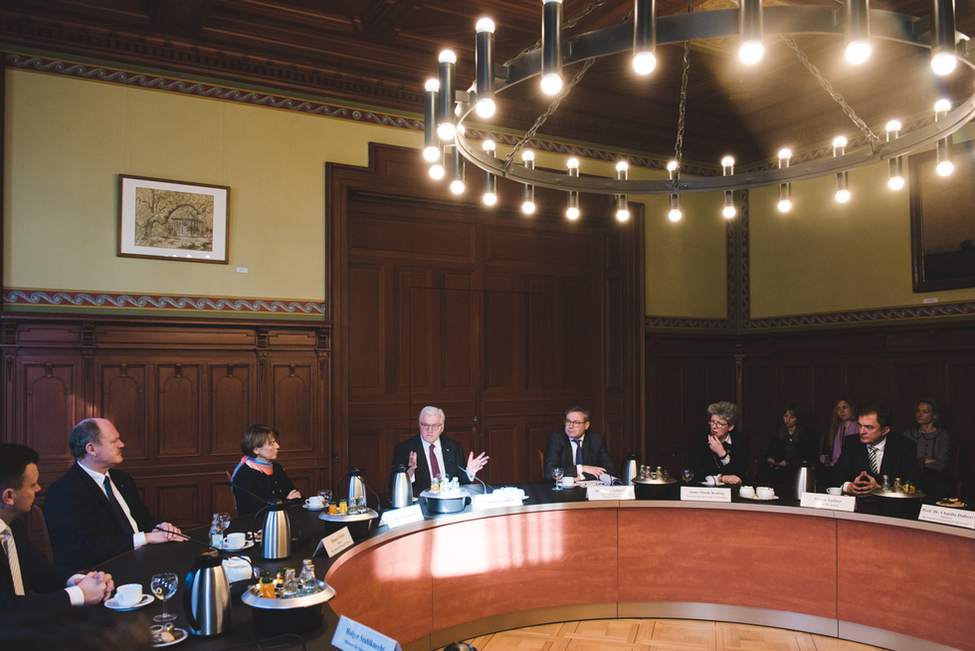 Bundespräsident Frank-Walter Steinmeier im Austausch mit dem Ministerpräsidenten Reiner Haseloff und Mitgliedern des Kabinetts im Kabinettsaal der Staatskanzlei anlässlich des Antrittsbesuchs in Sachsen-Anhalt