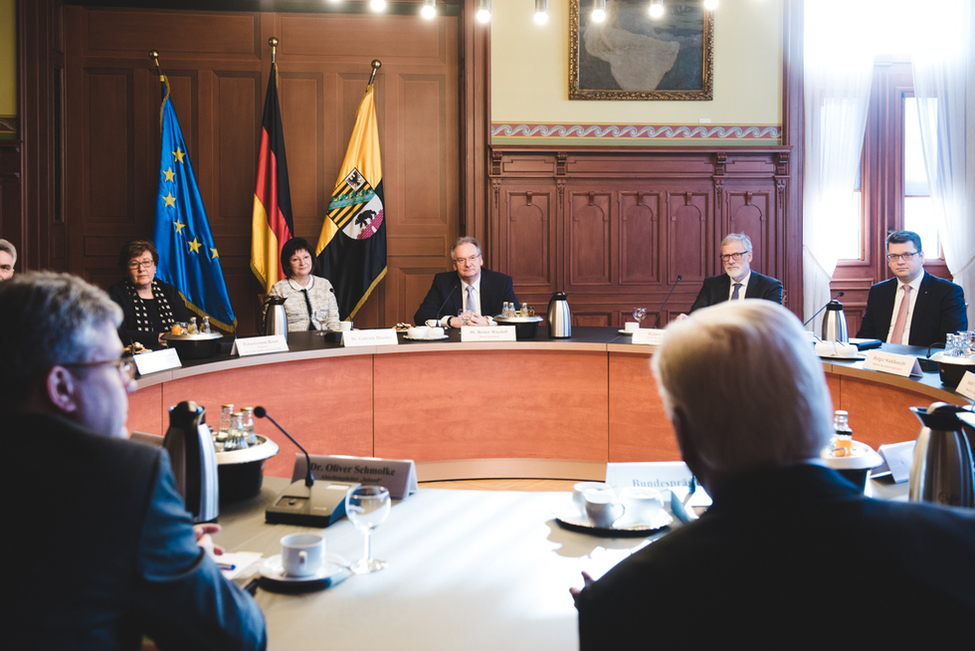 Bundespräsident Frank-Walter Steinmeier im Austausch mit dem Ministerpräsidenten Reiner Haseloff und Mitgliedern des Kabinetts im Kabinettsaal der Staatskanzlei anlässlich des Antrittsbesuchs in Sachsen-Anhalt