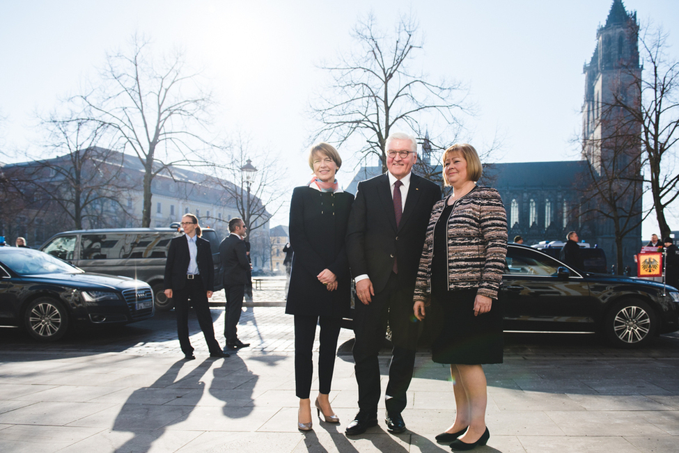 Bundespräsident Frank-Walter Steinmeier und Elke Büdenbender werden vor dem Landtag von Gabriele Brakebusch, Präsidentin des Landtages Sachsen-Anhalt, begrüßt