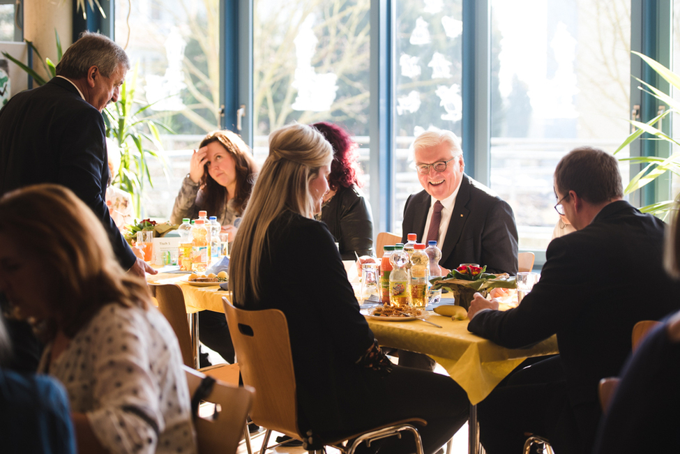 Bundespräsident Frank-Walter Steinmeier im Austausch mit Eltern- und Schülervertretern beim Mittagessen in der Ganztagsschule Johannes-Gutenberg-Gemeinschaftsschule in Wolmirstedt anlässlich seines Antrittsbesuchs in Sachsen-Anhalt