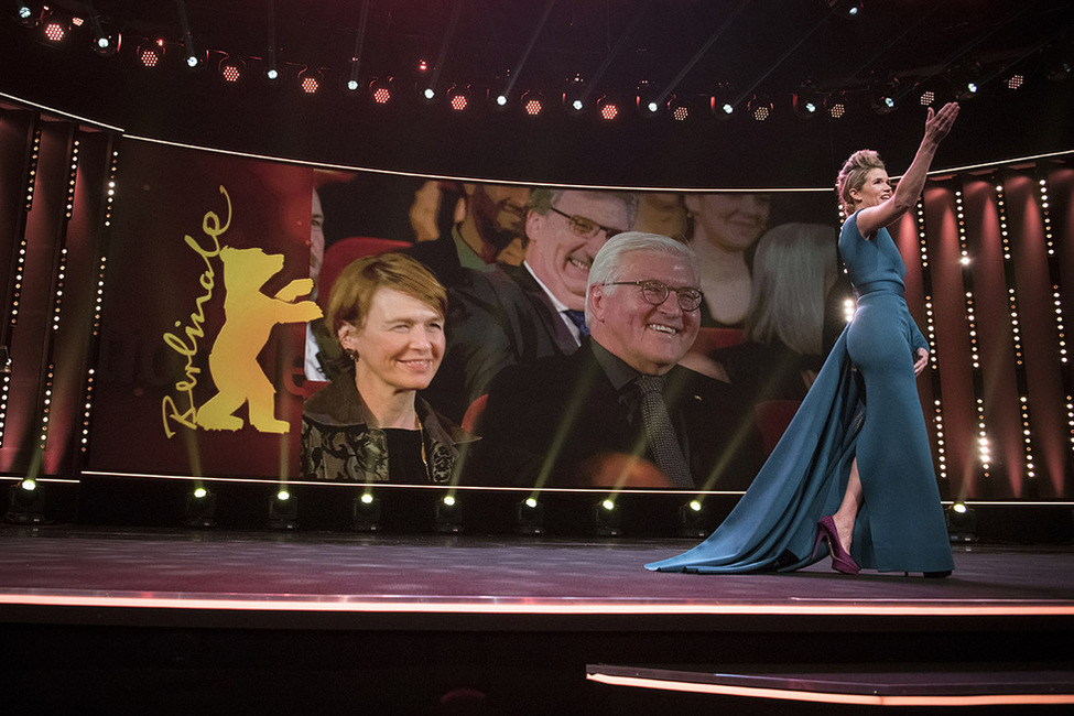 Bundespräsident Frank-Walter Steinmeier und Elke Büdenbender nehmen an der Eröffnung der 68. Internationalen Filmfestspiele Berlin teil und werden von der Moderatorin Anke Engelke vor dem Eröffnungsfilm im Berlinale Palast begrüßt