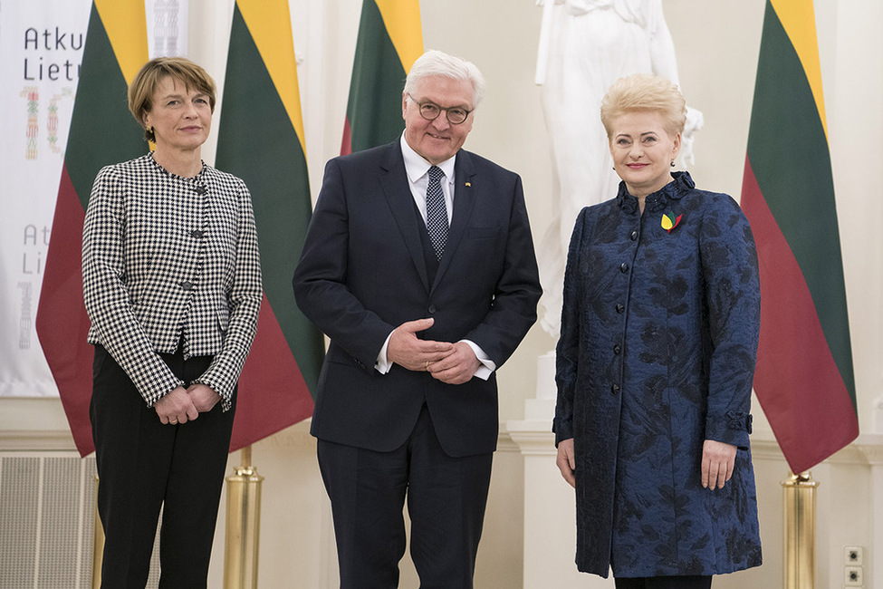 Bundespräsident Frank-Walter Steinmeier und Elke Büdenbender werden von der Präsidentin der Republik Litauen, Dalia Grybauskaitė, anlässlich der Feierlichkeiten zum 100. Jahrestag der Wiederherstellung des litauischen Staates im Präsidentenpalast begrüßt