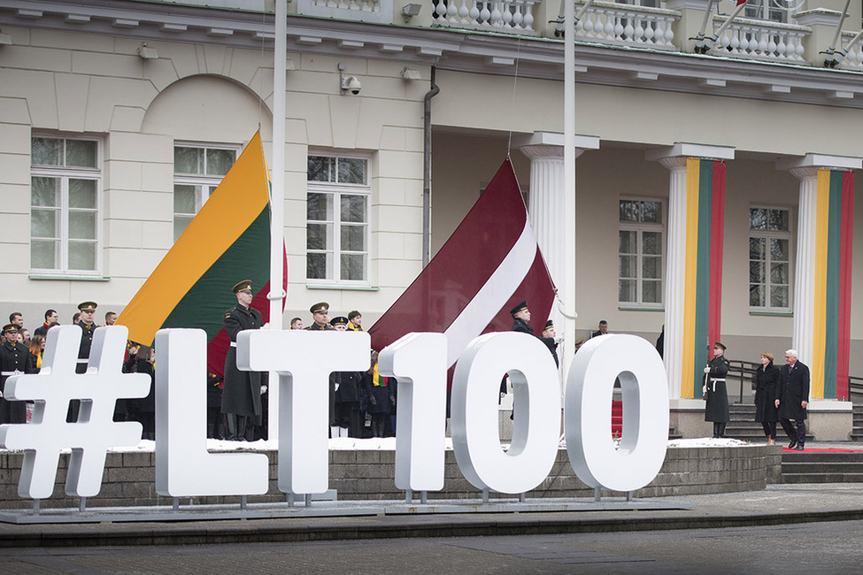 Bundespräsident Frank-Walter Steinmeier und Elke Büdenbender bei den Feierlichkeiten zum 100. Jahrestag der Wiederherstellung des litauischen Staates auf dem Daukantas Platz in Vilnius