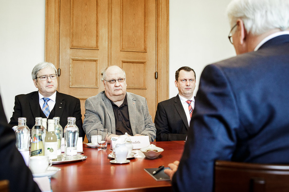 Bundespräsident Frank-Walter Steinmeier beim Austausch u.a. mit Holger Kelch, Oberbürgermeister der Stadt Cottbus, im Gartensalon anlässlich des Gesprächs mit verschiedenen Vertretern der Zivilgesellschaft in Cottbus in Schloss Bellevue 