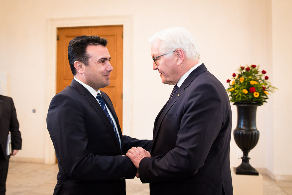 Bundespräsident Frank-Walter Steinmeier begrüßt den Ministerpräsidenten der ehemaligen jugoslawischen Republik Mazedonien, Zoran Zaev, in der Eingangshalle von Schloss Bellevue 