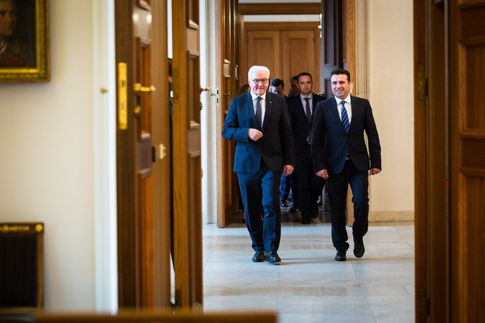 Bundespräsident Frank-Walter Steinmeier beim gemeinsamen Gang ins Amtszimmer mit dem Ministerpräsidenten der ehemaligen jugoslawischen Republik Mazedonien, Zoran Zaev, in Schloss Bellevue 