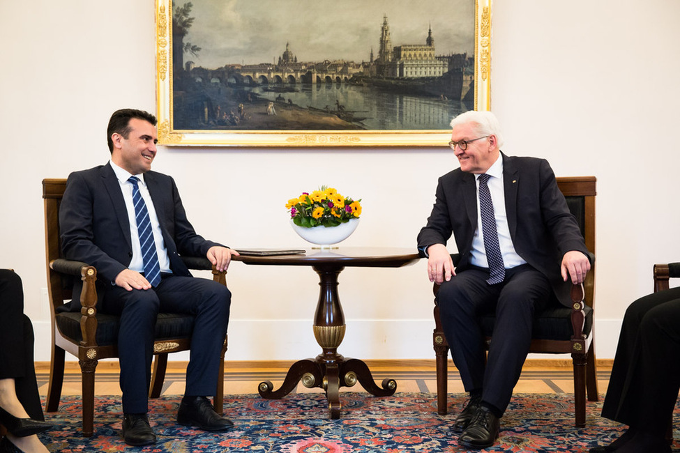 Bundespräsident Frank-Walter Steinmeier beim Gespräch mit dem Ministerpräsidenten der ehemaligen jugoslawischen Republik Mazedonien, Zoran Zaev, im Amtszimmer von Schloss Bellevue 