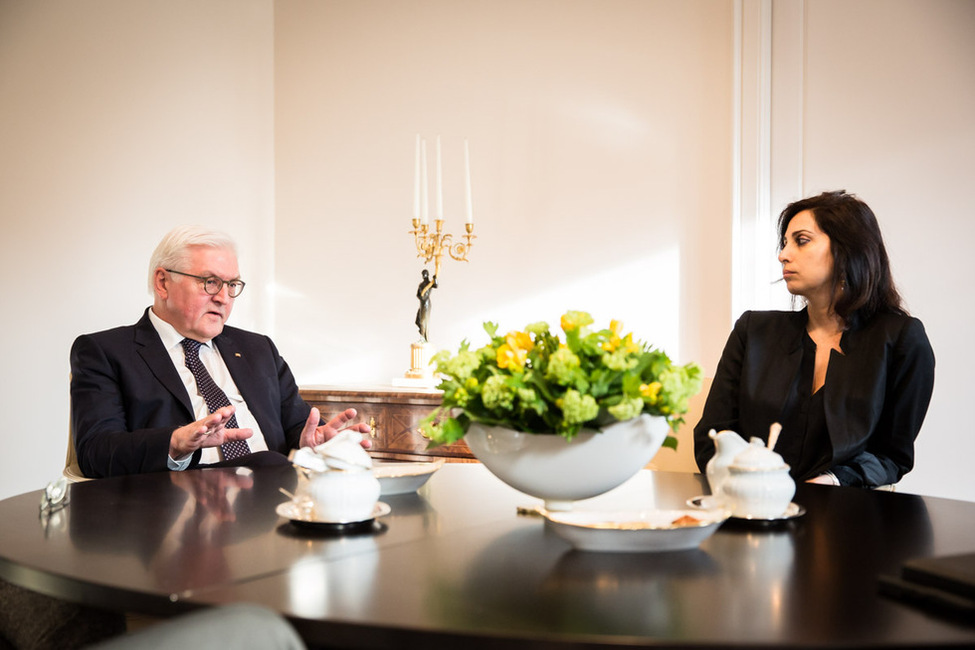 Bundespräsident Frank-Walter Steinmeier beim Gespräch mit der libanesischen Sängerin Yasmine Hamdan im Speisezimmer von Schloss Bellevue, die er am 30. Januar 2018 in seiner Rede an der Universität in Beirut erwähnt hat 