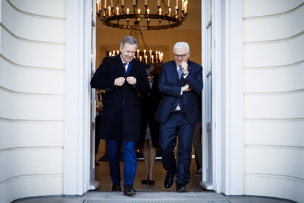 Bundespräsident Frank-Walter Steinmeier beim gemeinsamen Gang von Schloss Bellevue zum Bundespräsidialamt mit Bundespräsident a. D. Christian Wulff anlässlich der Präsentation seiner Büste