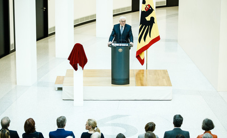 Bundespräsident Frank-Walter Steinmeier hält eine Ansprache bei der Präsentation einer Büste von Bundespräsident a. D. Christian Wulff im Foyer des Bundespräsidialamtes