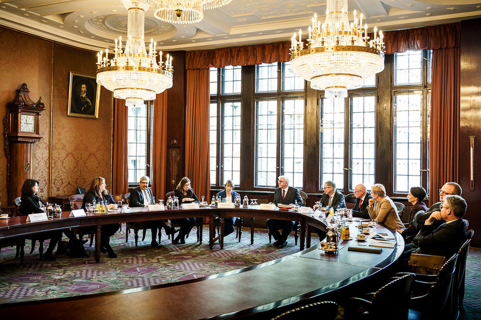 Bundespräsident Frank-Walter Steinmeier und Elke Büdenbender beim Gespräch mit den Mitgliedern des Senats und dem Oberbürgermeister der Stadt Bremerhaven, Melf Grantz, im Rathaus anlässlich des Antrittsbesuchs in Bremen  