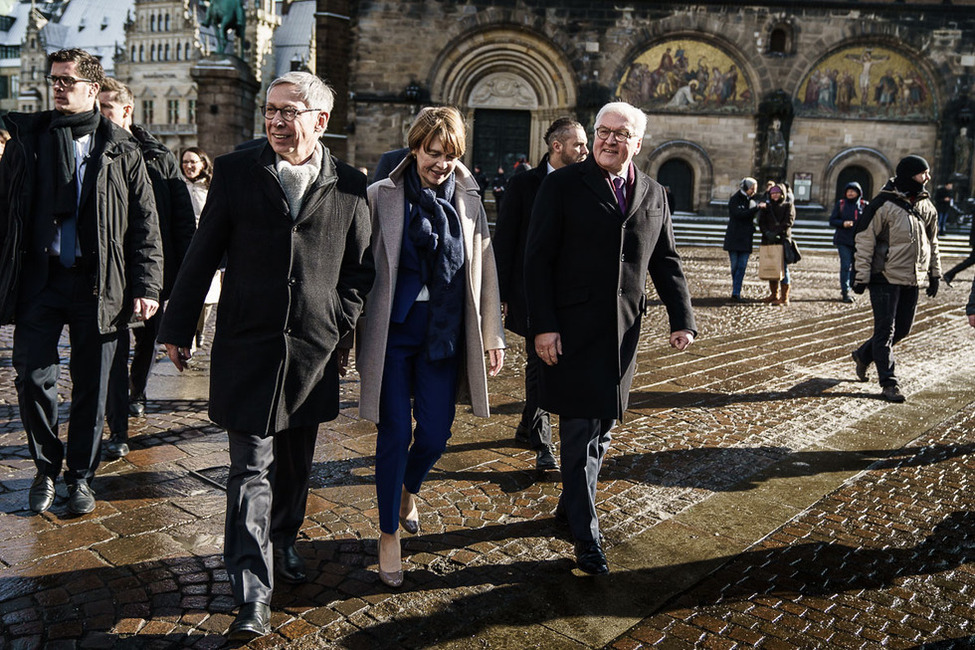 Bundespräsident Frank-Walter Steinmeier und Elke Büdenbender beim gemeinsamen Gang über den Marktplatz mit Bürgermeister Carsten Sieling anlässlich des Antrittsbesuchs in Bremen  