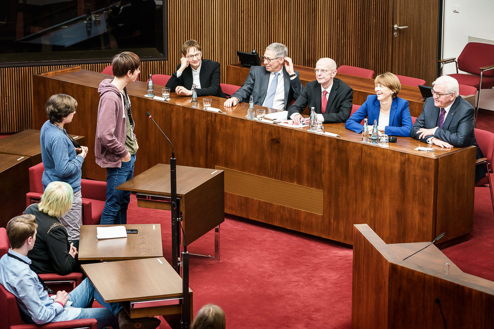 Bundespräsident Frank-Walter Steinmeier und Elke Büdenbender beim Gespräch mit politisch engagierten Jugendlichen im Plenarsaal im Haus der Bürgerschaft anlässlich des Antrittsbesuchs in Bremen  