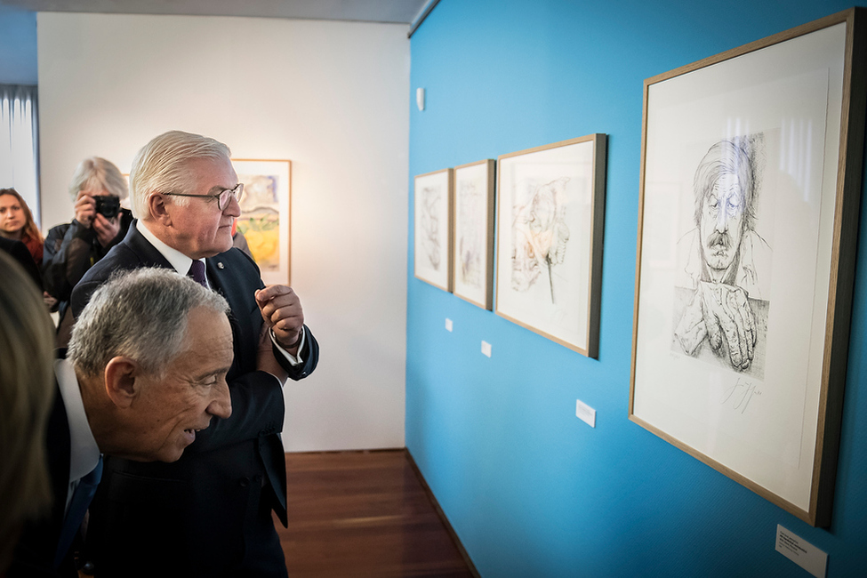 Bundespräsident Frank-Walter Steinmeier beim gemeinsamen Rundgang durch die Günter-Grass-Ausstellung 'Begegnungen' mit dem Präsidenten in der Casa-Museu Guerra Junqueiro in Porto anlässlich des offiziellen Besuchs in der Portugiesischen Republik  