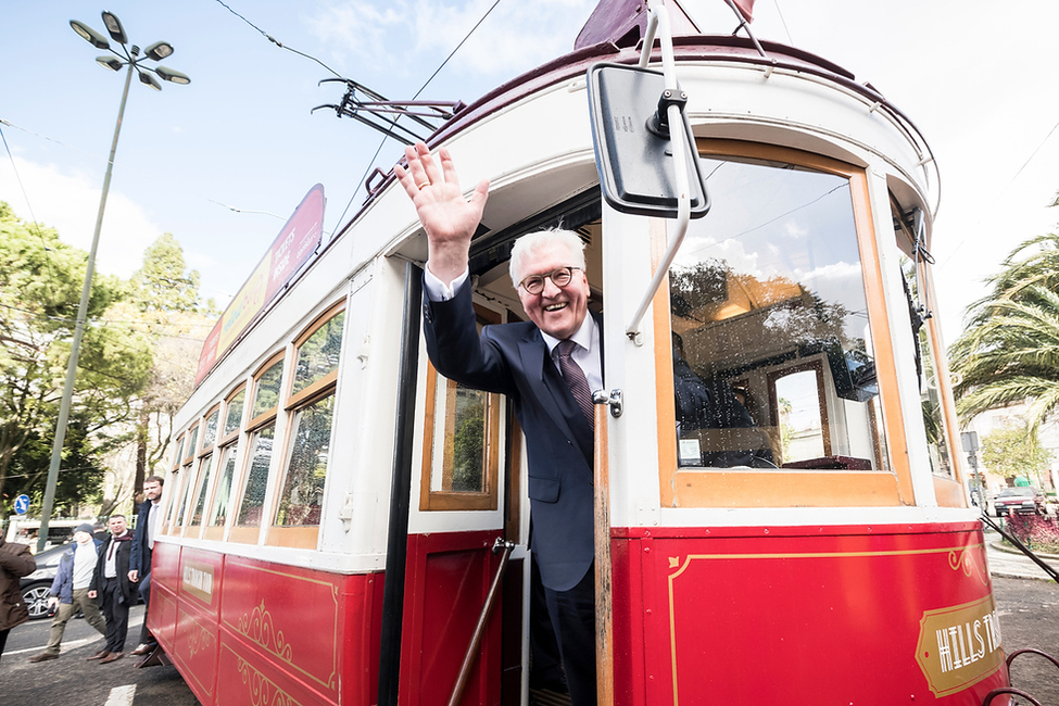 Bundespräsident Frank-Walter Steinmeier bei einer Fahrt mit einer historischen Tram-Bahn durch die Altstadt Lissabons anlässlich des offiziellen Besuchs in der Portugiesischen Republik  