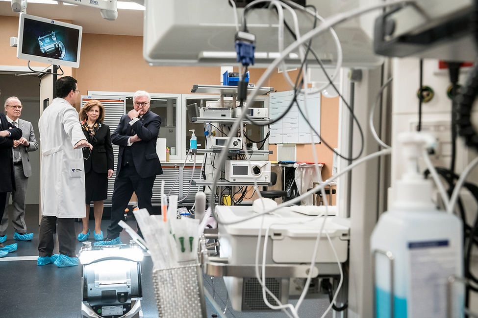 Bundespräsident Frank-Walter Steinmeier im Austausch mit Wissenschaftlern beim Rundgang durch die Champalimaud-Stiftung in Lissabon anlässlich des offiziellen Besuchs in der Portugiesischen Republik  