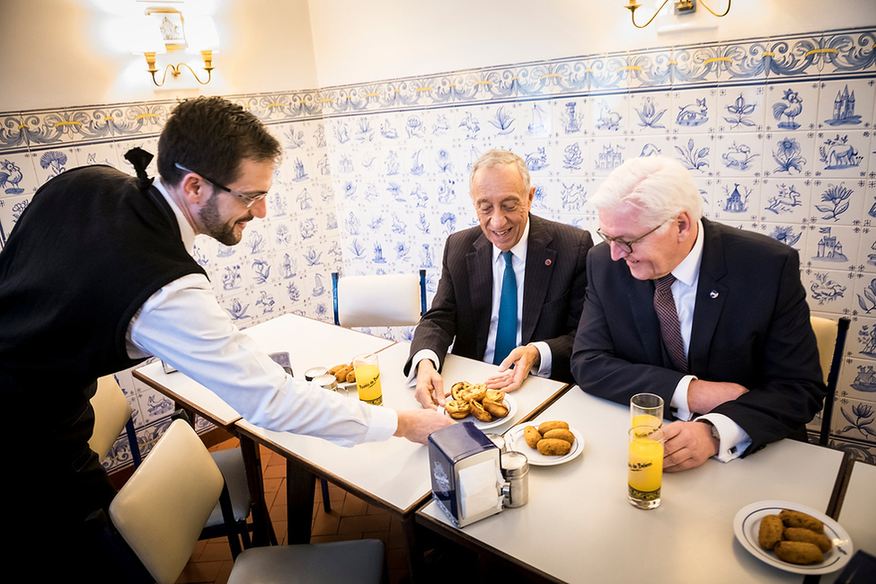 Bundespräsident Frank-Walter Steinmeier beim gemeinsamen Besuch einer traditionellen Bäckerei mit dem Präsidenten Marcelo Rebelo de Sousa in Lissabon anlässlich des offiziellen Besuchs in der Portugiesischen Republik  