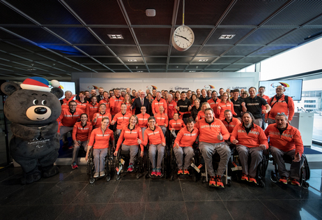 Bundespräsident Frank-Walter Steinmeier und Elke Büdenbender verabschieden am Flughafen Frankfurt die Athletinnen und Athleten zu den Paralympischen Winterspielen in Pyeongchang