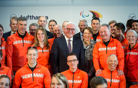 Bundespräsident Frank-Walter Steinmeier und Elke Büdenbender verabschieden am Flughafen Frankfurt die Athletinnen und Athleten zu den Paralympischen Winterspielen in Pyeongchang