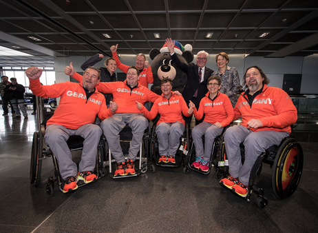 Bundespräsident Frank-Walter Steinmeier und Elke Büdenbender verabschieden am Flughafen Frankfurt die Athletinnen und Athleten zu den Paralympischen Winterspielen in Pyeongchang