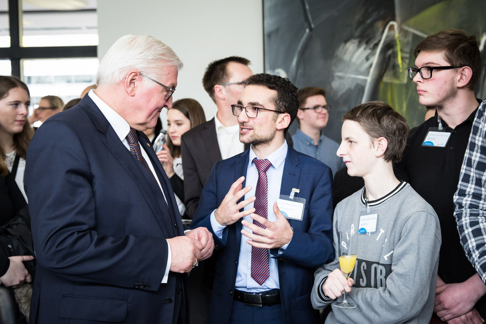 Bundespräsident Frank-Walter Steinmeier beim Bürgerempfang während der Veranstaltung "Demokratie leben – Verantwortung übernehmen" in der Staatskanzlei anlässlich des Antrittsbesuchs im Saarland