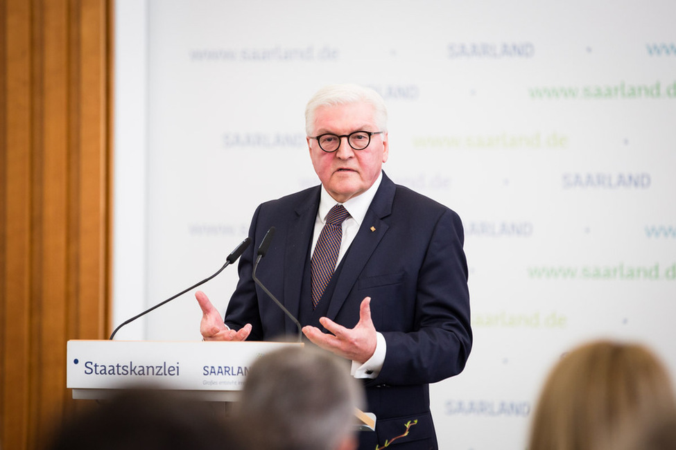 Bundespräsident Frank-Walter Steinmeier hält eine Ansprache beim Bürgerempfang während der Veranstaltung "Demokratie leben – Verantwortung übernehmen" in der Staatskanzlei anlässlich des Antrittsbesuchs im Saarland