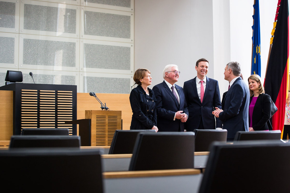 Bundespräsident Frank-Walter Steinmeier und Elke Büdenbender im Plenarsaal des Landtages mit Ministerpräsident Tobias Hans und Landtagspräsident Stephan Toscani anlässlich des Antrittsbesuchs im Saarland