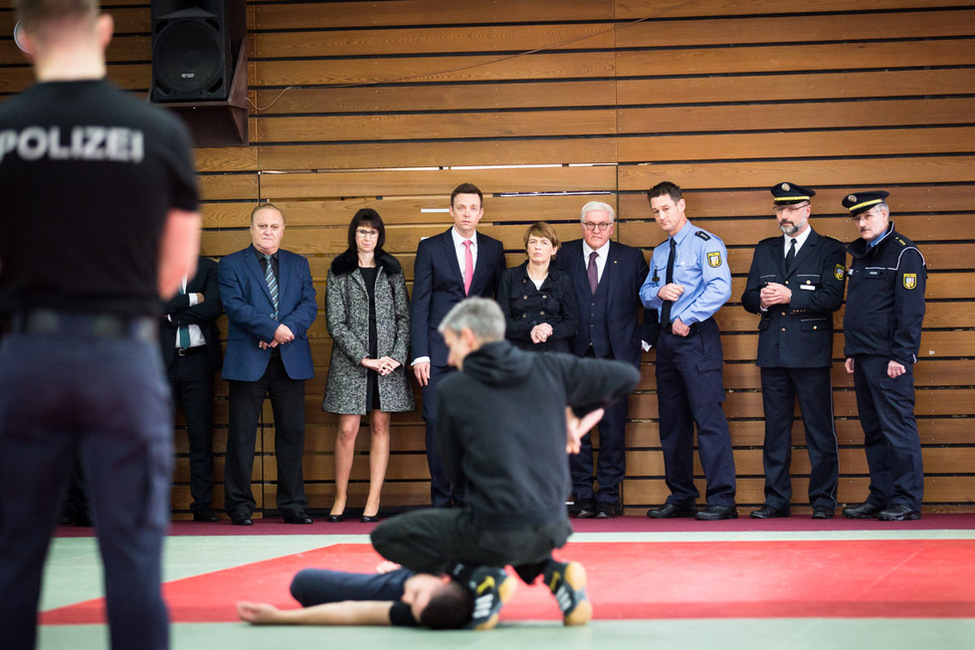 Bundespräsident Frank-Walter Steinmeier und Elke Büdenbender bei einer Demonstration von Abwehr- und Zugriffstechniken durch Polizeianwärter in der Budo-Halle des Landespolizeipräsidiums anlässlich des Antrittsbesuchs im Saarland