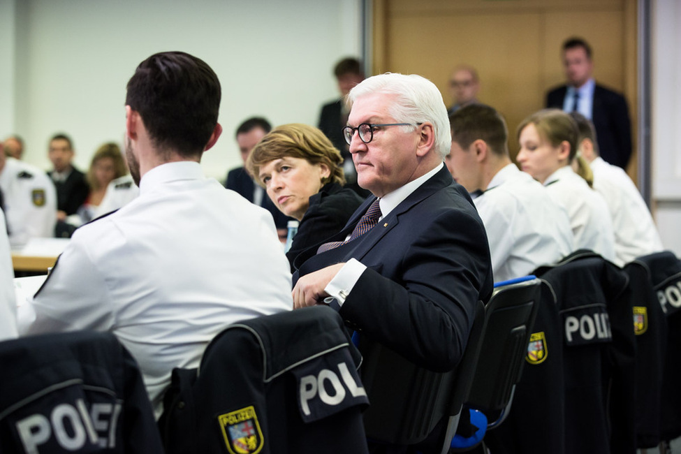 Bundespräsident Frank-Walter Steinmeier und Elke Büdenbender im Gespräch mit Polizeianwärtern, Polizisten und Ausbildern in der Aula des Landespolizeipräsidiums anlässlich des Antrittsbesuchs im Saarland