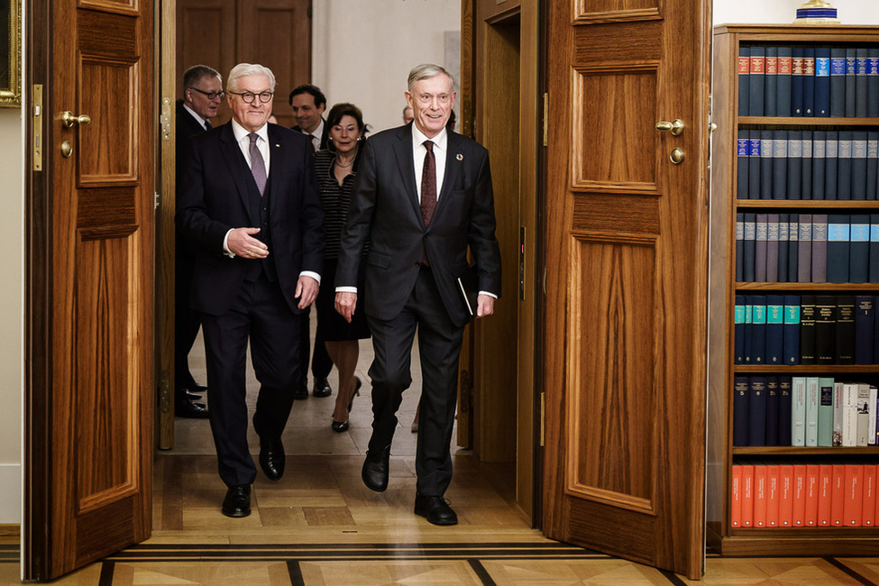 Bundespräsident Frank-Walter Steinmeier empfängt Bundespräsident a. D. Horst Köhler anlässlich seines 75. Geburtstages im Amtszimmer von Schloss Bellevue 