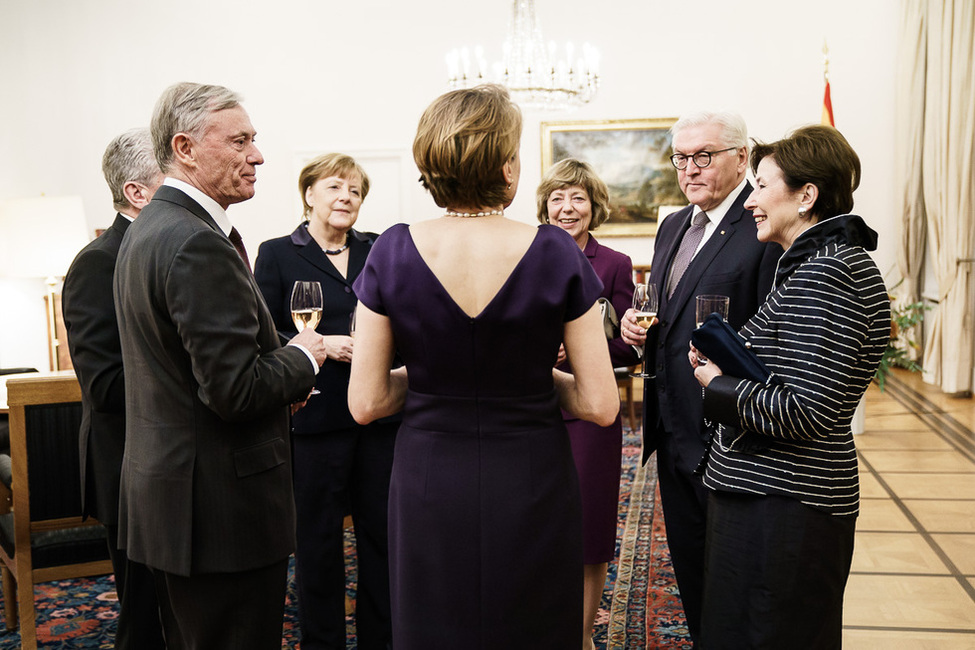 Bundespräsident Frank-Walter Steinmeier und Elke Büdenbender im Gespräch mit Bundespräsident a. D. Horst Köhler und Eva Luise Köhler, Bundeskanzlerin Angela Merkel, Bundespräsident a. D. Joachim Gauck und Daniela Schadt im Amtszimmer von Schloss Bellevue 