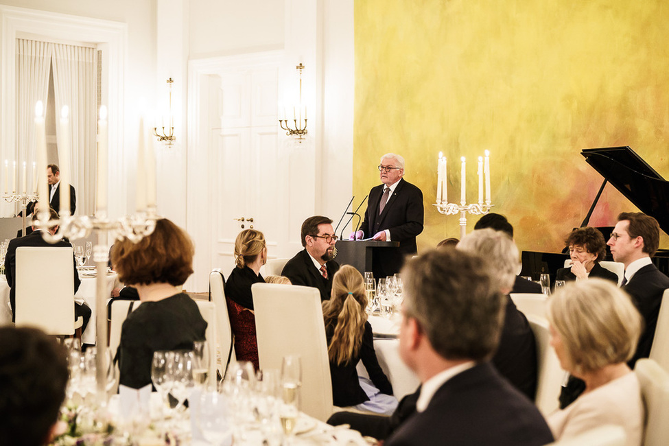 Bundespräsident Frank-Walter Steinmeier hält eine Ansprache beim Abendessen zu Ehren von Bundespräsident a. D. Horst Köhler anlässlich seines 75. Geburtstages im großen Saal von Schloss Bellevue 