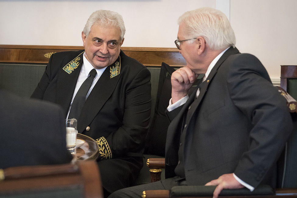 Bundespräsident Frank-Walter Steinmeier beim Austausch mit Sergej J. Netschajew aus der Russischen Föderation im Salon Luise von Schloss Bellevue anlässlich der Akkreditierung von Botschaftern