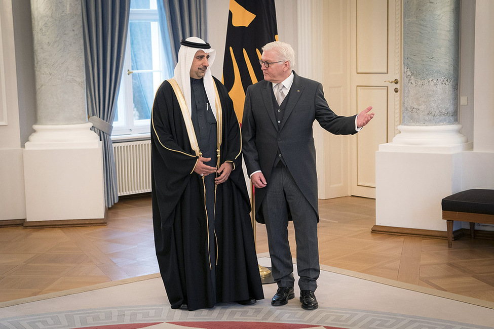 Bundespräsident Frank-Walter Steinmeier nach dem Empfang des Beglaubigungsschreibens von Abdulla Abdullatif Abdulla aus dem Königreich Bahrain im Langhanssaal von Schloss Bellevue anlässlich der Akkreditierung von Botschaftern