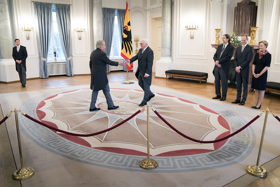 Bundespräsident Frank-Walter Steinmeier beim Empfang des Beglaubigungsschreibens von Manuel Antonio Mejía Dalmau aus der Republik Ecuador im Langhanssaal von Schloss Bellevue anlässlich der Akkreditierung von Botschaftern