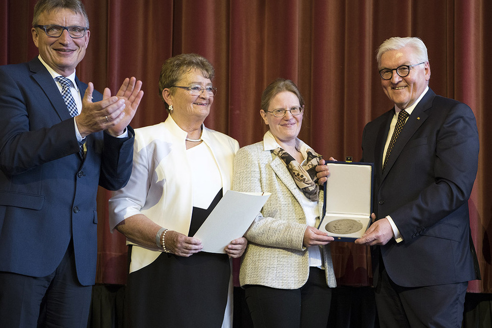 Bundespräsident Frank-Walter Steinmeier überreicht dem Winkeler Frauenchor die Zelter-Plakette beim Festakt zur Verleihung der Zelter- und PRO MUSICA-Plaketten 