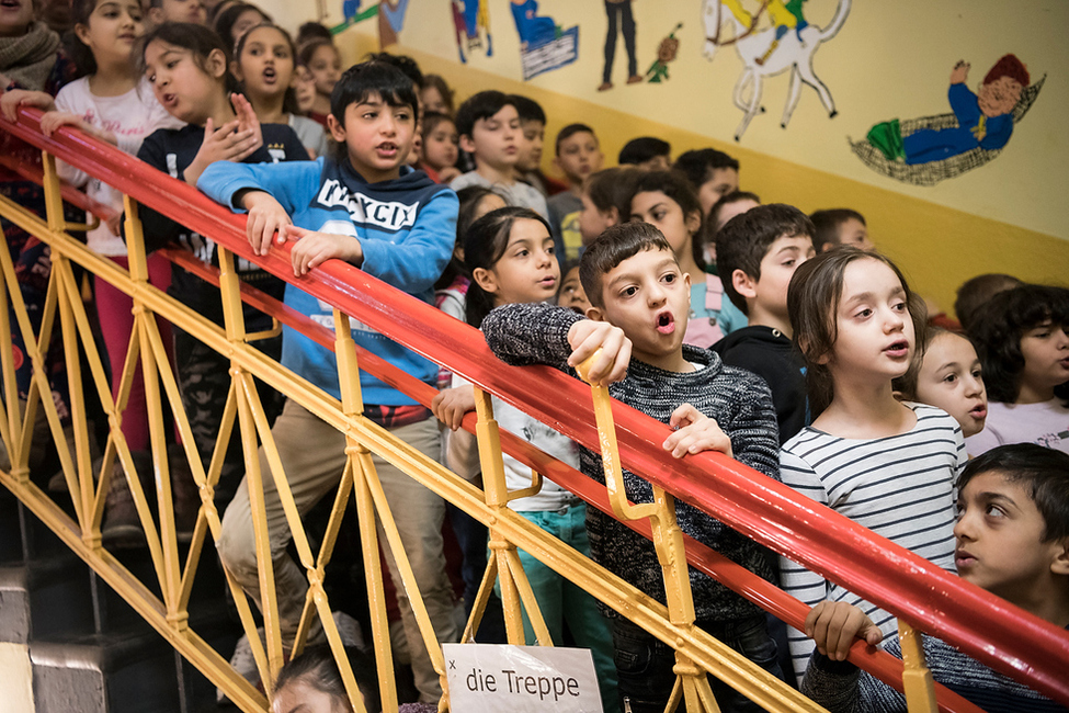 Bundespräsident Frank-Walter Steinmeier und Elke Büdenbender besuchen die Städtische Katholische Grundschule Henriettenstraße in Duisburg-Marxloh anlässlich des Antrittsbesuchs in Nordrhein-Westfalen und werden mit einem Lied begrüßt