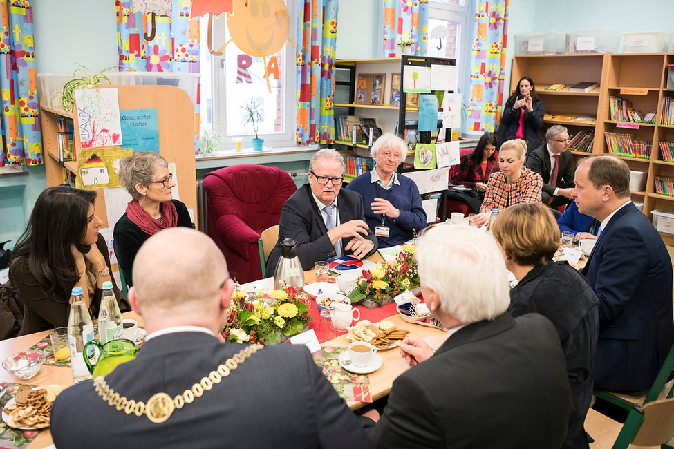 Bundespräsident Frank-Walter Steinmeier und Elke Büdenbender im Gespräch mit Vertretern der Stadt und des Landes zur Lage in Duisburg-Marxloh anlässlich des Antrittsbesuchs in Nordrhein-Westfalen