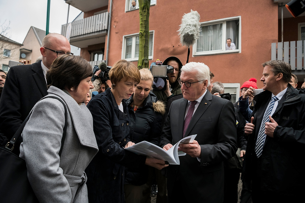 Bundespräsident Frank-Walter Steinmeier und Elke Büdenbender machen sich mit Elke Bartels, Polizeipräsidentin der Stadt Duisburg, ein Bild von sogenannten "Schrottimmobilien" in Duisburg-Marxloh anlässlich des Antrittsbesuchs in Nordrhein-Westfalen