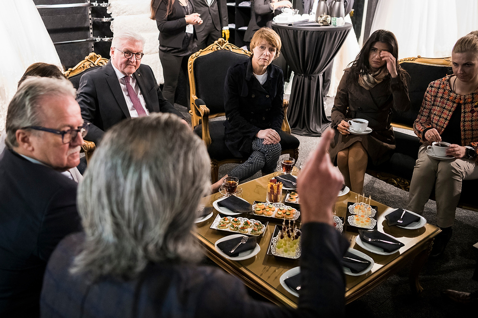 Bundespräsident Frank-Walter Steinmeier und Elke Büdenbender sprechen mit Vertretern des Einzelhandels und der Politik über die Situation des Einzelhandels in Duisburg-Marxloh anlässlich des Antrittsbesuchs in Nordrhein-Westfalen