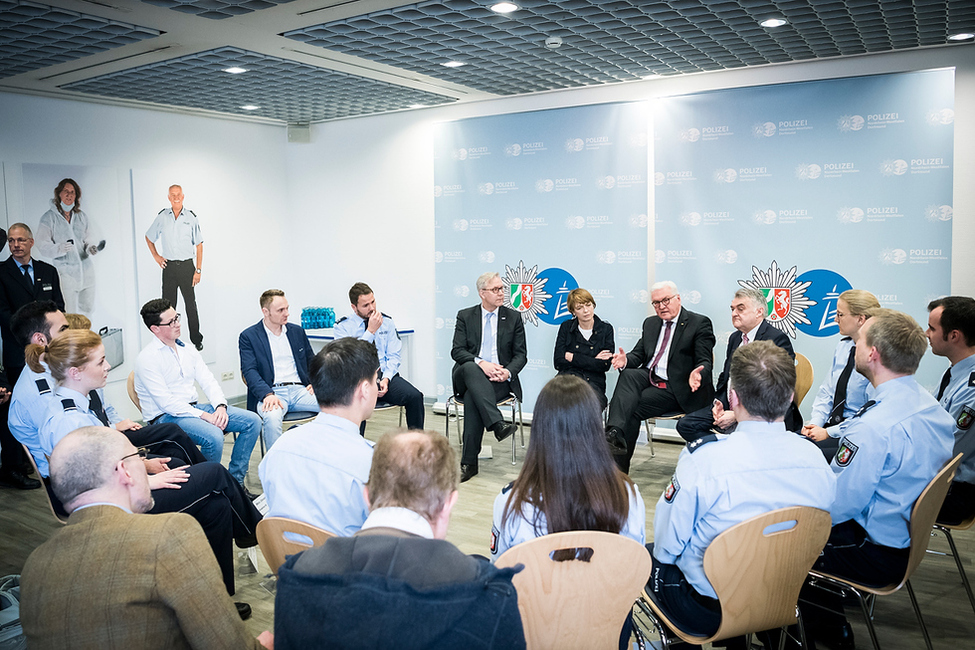 Bundespräsident Frank-Walter Steinmeier und Elke Büdenbender im Gespräch mit jungen Polizeibeamten über Respekt und Gewalt gegenüber der Polizei und den Herausforderungen in Problemvierteln in Dortmund anlässlich des Antrittsbesuchs in Nordrhein-Westfalen