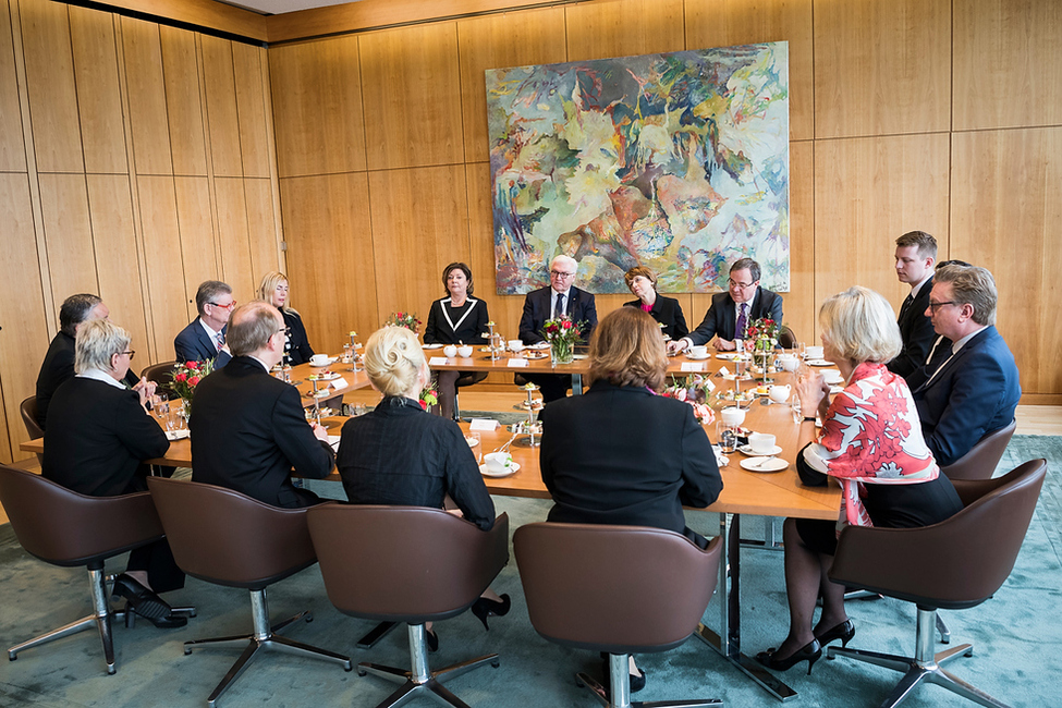 Bundespräsident Frank-Walter Steinmeier und Elke Büdenbender im Gespräch mit Ministerpräsident Armin Laschet und dem Landeskabinett im Kabinettsaal in der Staatskanzlei anlässlich des Antrittsbesuchs in Nordrhein-Westfalen